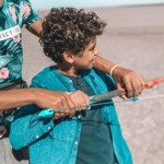 Enfant en cours de kitesurf