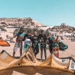 Photo de groupe en cours de kitesurf sur la plage