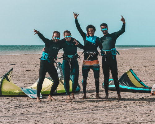 équipe de kitesurf avant le downwind au parc à huitres Dakhla